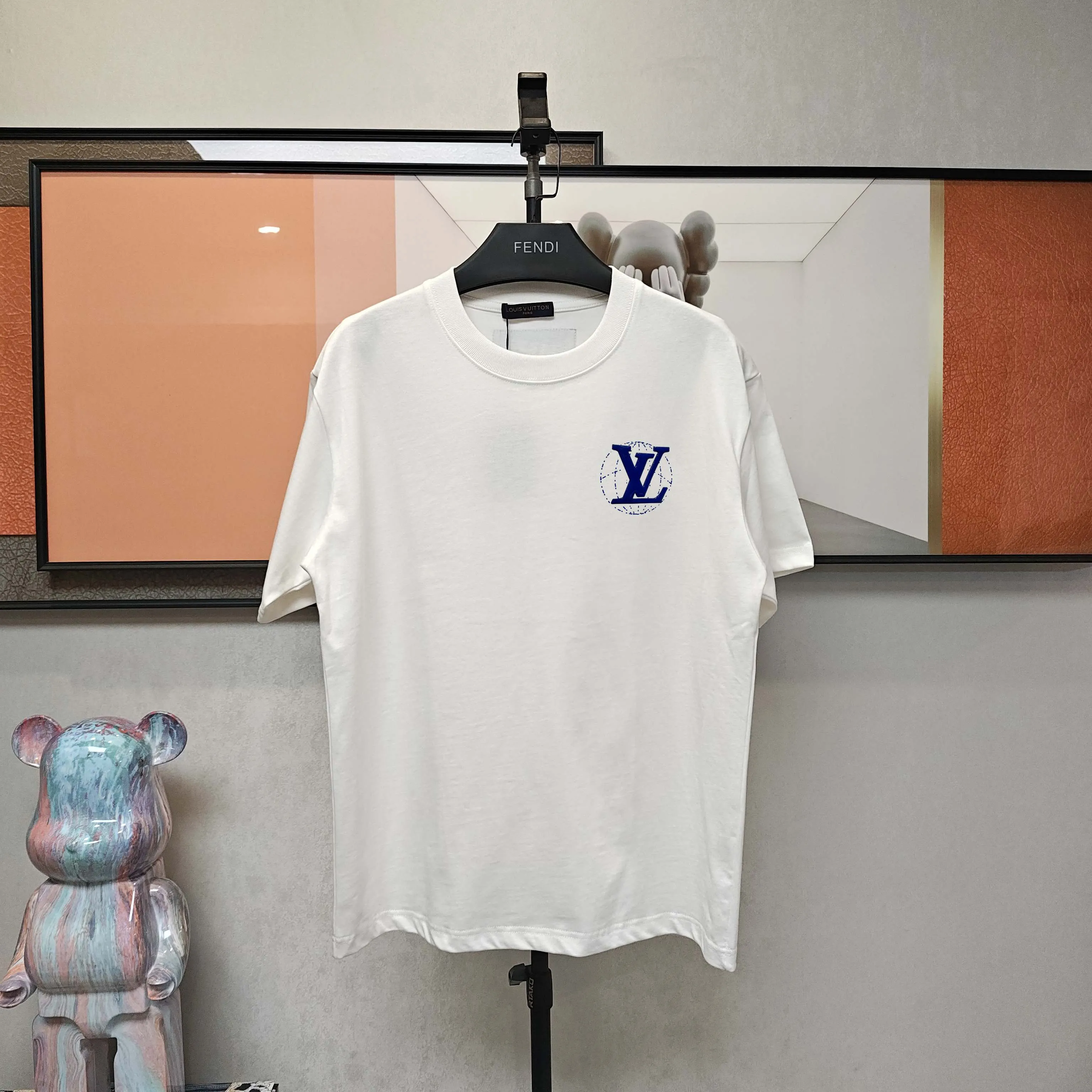 🅿️190 LV🌟New summer style🎽made of pure cotton fabric, super soft and skin-friendly! High-grade Gui glue hot-printing and flocking design embellishment, the inner wiring is neat and detailed, and the upper body is fashionable! High-end and versatile model, the quality is visible! Size: S-XXL Color: black, white